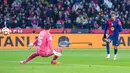 Pemain Barcelona, Lamine Yamal, mencetak gol ke gawang Real Betis pada laga babak 16 besar Copa del Rey 2024/2025 yang dihelat di Estadi Olimpic Lluis Companys, Kamis (16/1/2025) dini hari WIB. (AFP/Manaure Quintero)