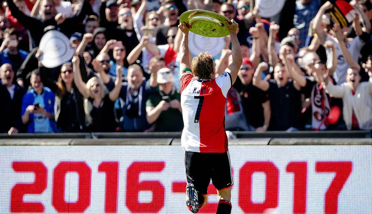 Kapten Feyenoord, Dirk Kuyt mengangkat trofi juara Eredivisie 2016-2017 usai mengalahkan Heracles pada laga Eredivisie di  Kuip stadium, Rotterdam, (14/5/2017).  (EPA/Robin Van Lonkhuijsen)