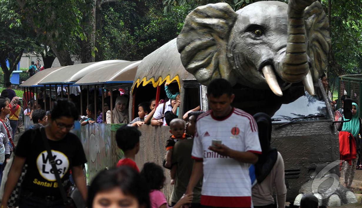 Hingga sore ini sebanyak 18.492 orang memadati Ragunan dalam mengisi waktu libur Natal 2014, Jakarta, Kamis (25/12/2014). (Liputan6.com/Miftahul Hayat) 