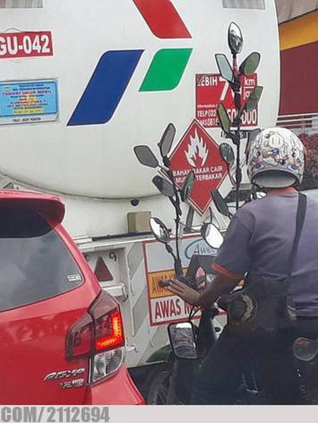 2. Nggak cukup dua lho spionnya, sampai kayak pohon nih.