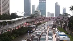 Sejumlah kendaraan terjebak kemacetan di Jalan Jenderal Sudirman, Jakarta, Senin (16/3/2020). Peniadaan sementara aturan ganjil-genap  terkait dengan penyebaran virus corona Covid-19 membuat kemacetan terjadi di sejumlah wilayah Jakarta. (Liputan6.com/Angga Yuniar)