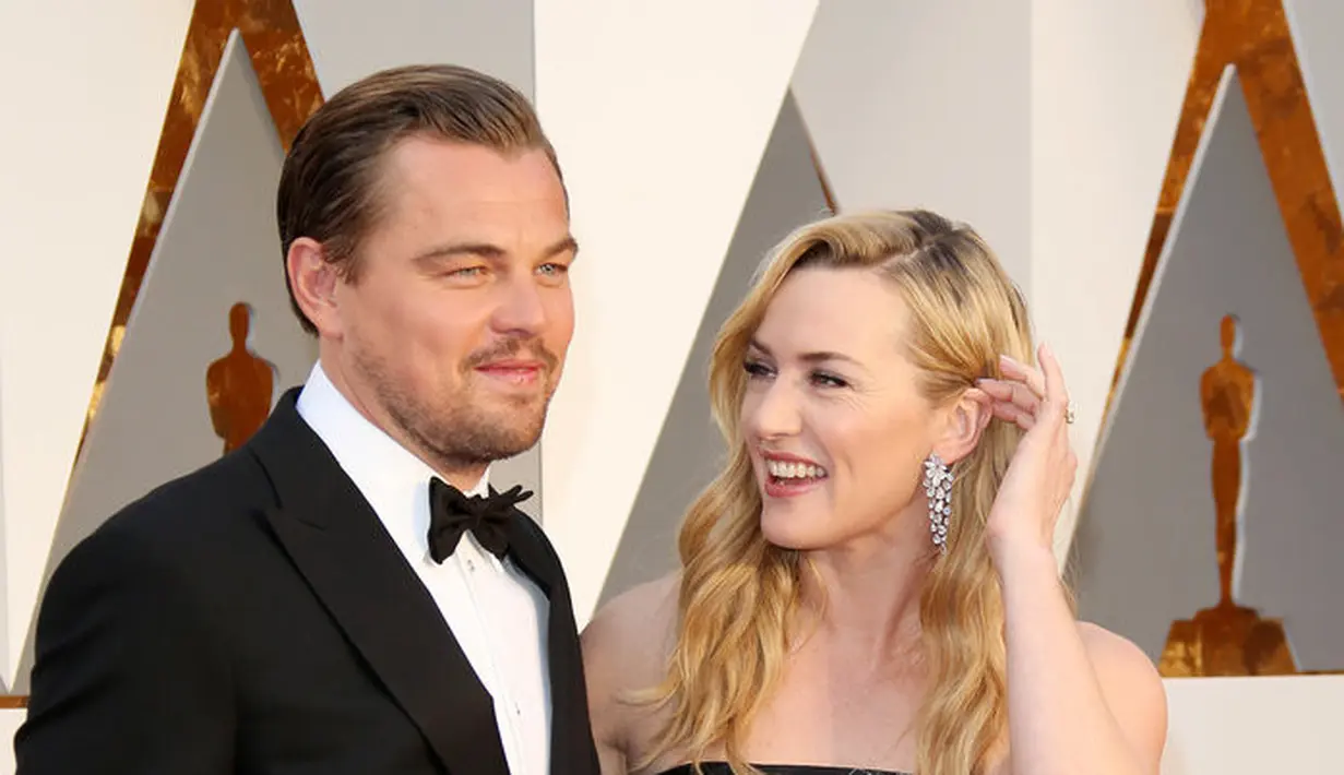 Kate dan Leo pun menunjukkan akrabanya persahabatan mereka di Academy Awards 2016. (DAN MACMEDAN/GETTY)