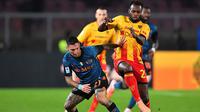 Lassana Coulibaly (Lecce) dan Matteo Politano (Napoli) berduel dalam laga Serie A antara Lecce dan Napoli di Stadio Via del Mare, 28 Oktober 2025. (Giovanni Evangelista/LaPresse via AP)
