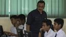 Para pemain Timnas Indonesia U-16 mengerjakan Ujian Nasional tingkat SMP di SMA 39 Cijantung, Jakarta, Rabu (3/5/2017). (Bola.com/Vitalis Yogi Trisna)