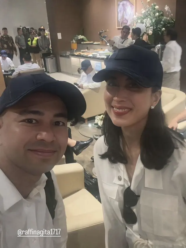 Gaya Kece Widiyanti Putri Wardhana Menteri Pariwisata saat Berangkat ke Magelang.  [@raffinagita1717]