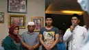 Suasana duka tampak jelas saat tahlilan untuk Olga Syahputra digelar. Lihat saja wajah Billy Syahputra, adik Olga, yang mulai sesenggukan (Foto: Muhammad Akrom Sukarya)