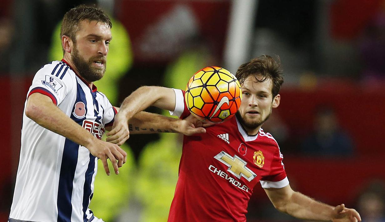 Pemain MU, Daley Blind berebut bola dengan pemain WBA, Rickie Lambert pada laga Liga Premier Inggris di Stadion Old Trafford, Inggris, Sabtu (7/11/2015). (Reuters/Andrew Yates)