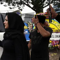 Ibunda Ashanty meninggal dunia pada Minggu, (6/11) sore. Setelah di semayamkan di rumah duka, kediaman Anang Hermansyah dan Ashanty, almarhum diantarkan ke peristirahatan terakhirnya. (Nurwahyunan/Bintang.com)