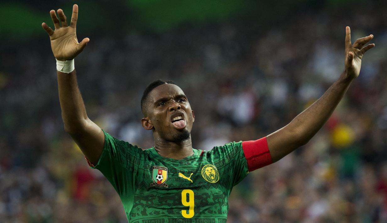 Samuel Eto'o. Striker Kamerun pengoleksi 118 caps dengan raihan 56 gol ini meraih juara Piala Afrika pada edisi 2000 dan 2002. Sedangkan trofi Liga Champions Eropa diraihnya bersama Barcelona (2005/2006 dan 2008/2009) dan Inter Milan pada musim 2009/2010. (AFP/John MacDougall)