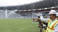 Menpora RI, Imam Nahrawi, melihat rumput lapangan saat meninjau SUGBK di Senayan, Jakarta, Selasa (8/8/2017). Renovasi SUGBK ditargetkan rampung pada bulan Oktober 2017. (Bola.com/M Iqbal Ichsan)