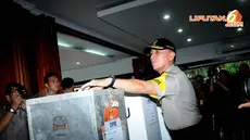 Kapolda Jabar Irjen Pol M Iriawan memeriksa kotak suara di TPS 006 Nagrak Gunung Putri Bogor sebelum SBY mencoblos (Liputan6.com/Helmi Fithriansyah)