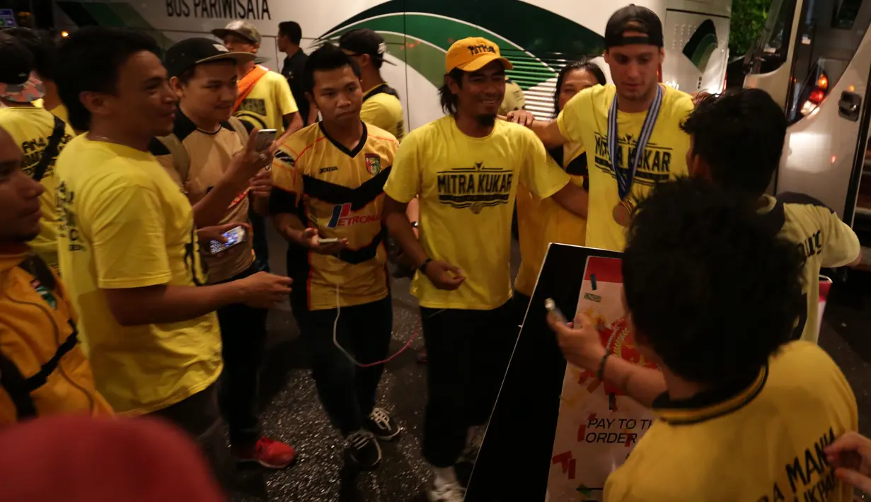 Pemain Mitra Kukar, Patrick Cruz, disambut suporter Mitra Kukar saat tiba di Hotel Sultan, Jakarta, seusai menjuarai Piala Jenderal Sudirman, Minggu (24/1/2016). (Bola.com/Arief Bagus)