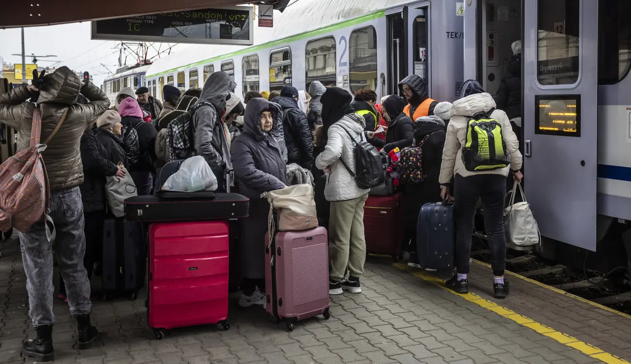 Pengungsi dari Ukraina terlihat di peron menaiki kereta ke Warsawa, di stasiun kereta api di Przemysl, Polandia tenggara, pada 5 April 2022. Lebih dari 4,2 juta pengungsi Ukraina telah meninggalkan negara itu sejak invasi Rusia, kata PBB. (Wojtek RADWANSKI / AFP)