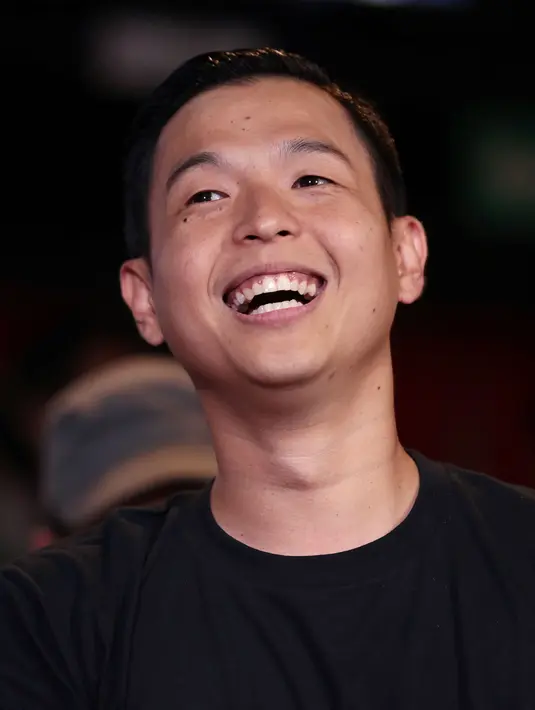 "Gue butuh pandangan seorang wanita atau seorang ibu tentang cerita drama yang diangkat di film ini. Ya gua minta dia (Meira) untuk terlibat dalam penulisan skenario dan ide cerita juga," kata Ernest. (Deki Prayoga/Bintang.com) 