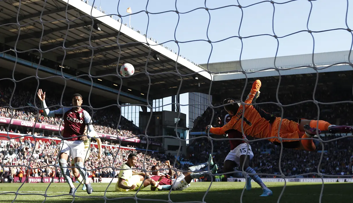 Usaha Aston Villa untuk menyamakan kedudukan ternyata tidak membuahkan hasil hingga babak pertama berakhir. Arsenal tetap memimpin 1-0 saat memasuki ruang ganti. (AFP/Adrian Dennis)