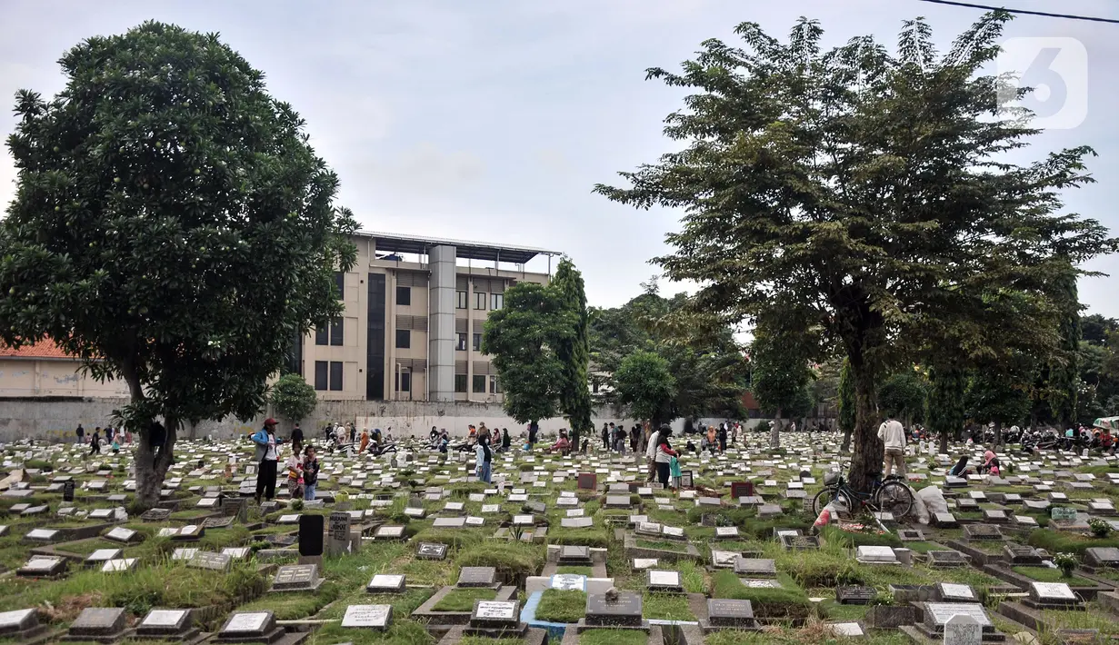 Ziarah ke makam kerabat usai Idul Fitri merupakan tradisi umat muslim di Indonesia. (merdeka.com/Iqbal S. Nugroho)