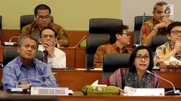 Menkeu Sri Mulyani  dan Gubernur Bank Indonesia Perry Warjiyo melakukan rapat kerja dengan Banggar DPR di Gedung Nusantara II DPR, Kamis (31/5). Rapat membahas kerangka ekonom makro dan pokok-pokok kebijakan fiskal tahun 2019. (Liputan6.com/Johan Tallo)