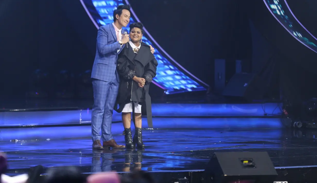 "Mungkin Joan merasa masih ada yang bisa Joan kasih, tapi itu butuh banyak hal kayak latihan dan lain-lain. Tapi untuk penampilan tadi akhirnya bisa goyang di atas panggung," sambungnya. (Nurwahyunan/Bintang.com)