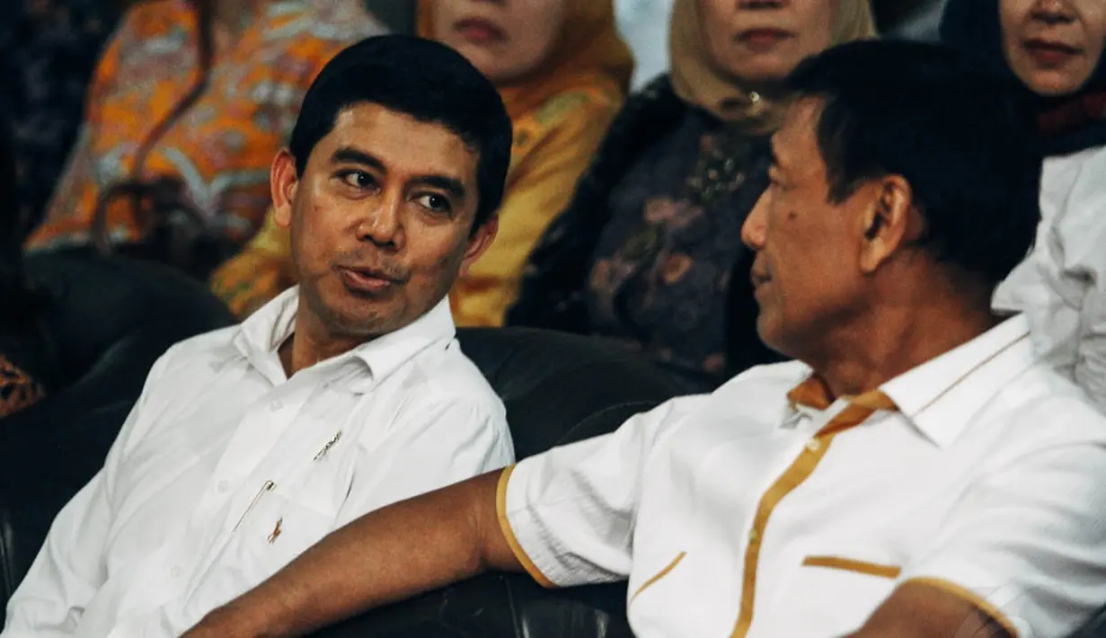 Yuddy Chrisnandi (kiri) berbincang dengan Ketua Umum DPP Hanura Wiranto di Syukuran Kader di Jakarta, Kamis (30/10/2014). (Liputan6.com/Faizal Fanani)
