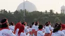 Peserta menari Poco-Poco dalam rangka memecahkan rekor Guinness World Records di Lapangan Monas, Jakarta, Minggu (5/8). Sebanyak 61 ribu orang dari berbagai golongan berpartisipasi memecahkan rekor menari Poco-Poco. (Merdeka.com/Iqbal S. Nugroho)
