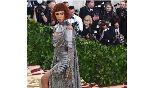 Seorang Santa Katolik jadi Inspirasi Busana Zendaya di Met Gala 2018