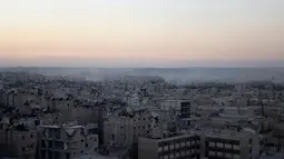 Suasana di Bustan al-Basha yang diselimut asap akibat pertempuran di Aleppo, Suraih, (5/10). Pasukan pro-pemerintah Suriah terus membombardir kota Aleppo yang diduga menjadi tempat para pemberontak. (REUTERS/Abdalrhman Ismail)