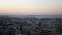 Suasana di Bustan al-Basha yang diselimut asap akibat pertempuran di Aleppo, Suraih, (5/10). Pasukan pro-pemerintah Suriah terus membombardir kota Aleppo yang diduga menjadi tempat para pemberontak. (REUTERS/Abdalrhman Ismail)