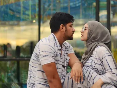 Memiliki akun YouTube Aish TV, Ammar Zoni dan Irish Bella selalu membagikan aktivitasnya sehari-hari dalam bentuk vlog pada para penggemarnya. Dua sejoli ini pun tak pernah absen dalam menunjukan sisi romantis mereka. (Liputan6.com/IG/@_irishbella_)