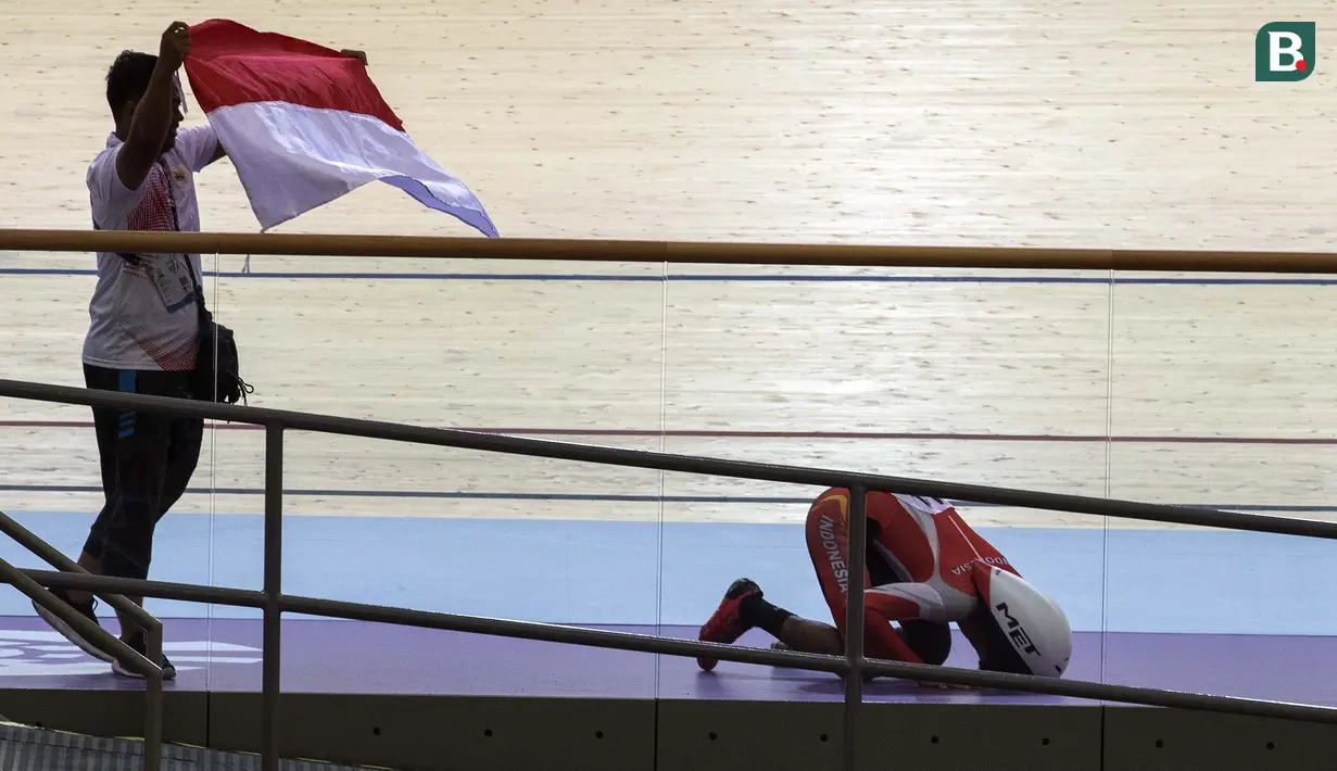 Selebrasi M Fadli pebalap sepeda Indonesia yang meraih medali emas di nomor 4000 meter Individual Pursuit C4 di Velodrome Rawamangun, Jakarta,  Jumat (11/10/2018).  (Bola.com/Peksi Cahyo)