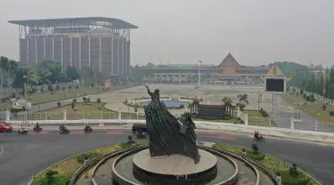 Gambar udara menunjukkan Tugu Zapin ketika kabut asap pekat menyelimuti Pekanbaru, Riau, Minggu (15/9/2019). Menurut BMKG, kualitas udara di wilayah Pekanbaru masih terpantau tidak sehat pada Minggu pagi. (ADEK BERRY/AFP)