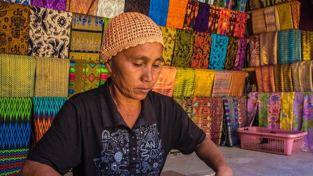 Ilustrasi kain tradisional Indonesia