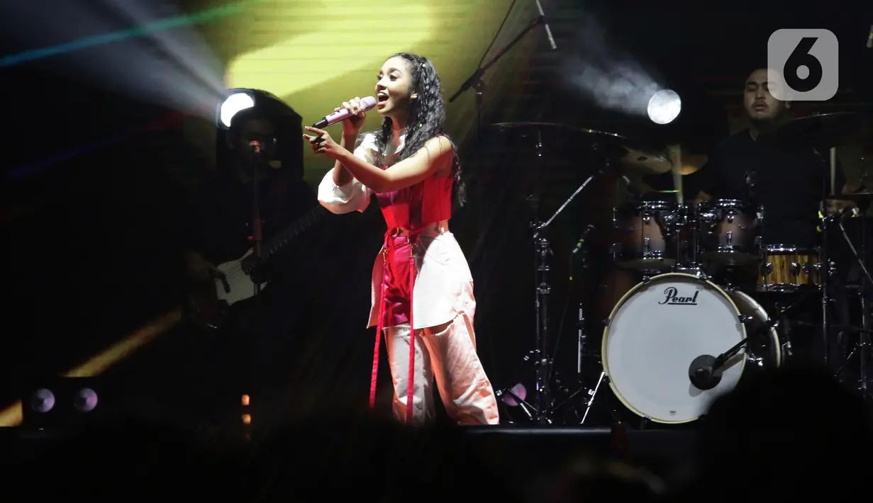 Lyodra saat tampil digelaran We The Fest 2022 hari pertama di GBK Sports Complex Jakarta, Jumat (23/9/2022). Sejumlah lagu dibawakan oleh penyanyi jebolan Indonesian Idol itu tampil di This Stage is Banana We The Fest 2022, salah satunya Easy On Me dari Adele. (Liputan6.com/Helmi Fithriansyah)