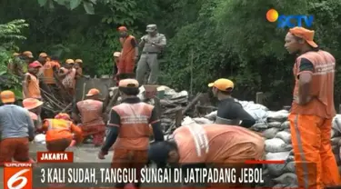 Tanggul sementara di kawasan Jatipadang, Pasar Minggu, Jakarta Selatan, kembali jebol akibatkan pemukiman warga terendam banjir.