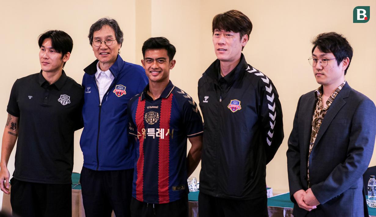 <p>(Dari kiri ke kanan) Kapten Suwon FC Lee yong, General Manager Suwon FC Choi Sun-ho, pemain baru Suwon FC Pratama Arhan, Pelatih kepala Suwon FC Kim Eun-joong, dan pihak agensi Nest Kim Jun-yup berfoto bersama saat perkenalan pemain baru Suwon FC yang berlangsung di Hotel Sultan, Jakarta, Kamis (15/02/2024) WIB. (Bola.com/Bagaskara Lazuardi)</p>