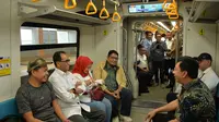 Menteri Perhubungan Budi Karya Sumadi meninjau layanan angkutan massal di kota Palembang, Sumatera Selatan. Menhub terus mendorong optimalisasi layanan angkutan pengumpan (feeder) LRT, yang akan hadir di wilayah yang belum terlayani, dalam rangka memaksimalkan muatan penumpang. (Dok. Kemenhub)