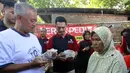 Pendiri Artha Graha Peduli, Tomy Winata meninju Pasar Murah di Rawa Badak Selatan, Jakarta Utara, Kamis (13/6). H-1 Idul Fitri AGP menggelar pasar murah dan penjualan daging sapi bersubsidi. (Liputan6.com/HO/Rizki)