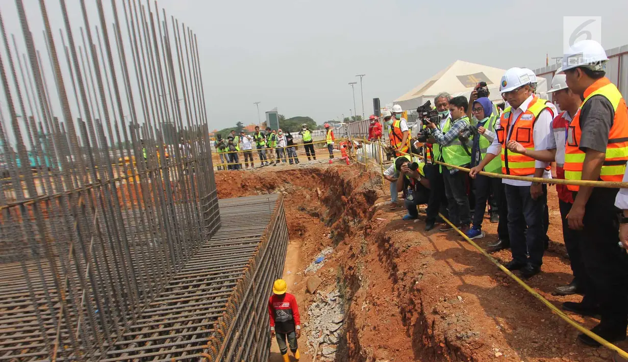 Menhub Budi Karya Sumadi meninjau proyek pembangunan East Connection, Project Runway, dan Apron Cargo di kawasan Bandara Soetta, Banten (15/4). Proyek ini diharapkan mampu menambah kapasitas penerbangan di Bandara Soetta. (Merdeka.com / Arie Basuki)