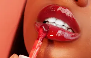 Cherry Cola Lips, Tren Makeup Bibir dengan Sentuhan Cokelat dan Merah Berry