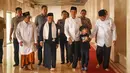 Dengan mengenakan kemeja putih lengan panjang, celana hitam, dan peci hitam, Jokowi dan Jan Ethes tiba di tempat ibadah sekitar pukul 11.55 WIB. (Foto: Biro Pers Sekretariat Presiden)