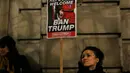 Pengunjuk rasa membawa poster saat bergabung ikut dalam unjuk rasa di luar Downing Street, London, Senin (30/1). Mereka memprotes kebijakan Presiden Donald Trump yang melarang Muslim dari sejumlah negara memasuki Amerika Serikat. (AP Photo/Alastair Grant)