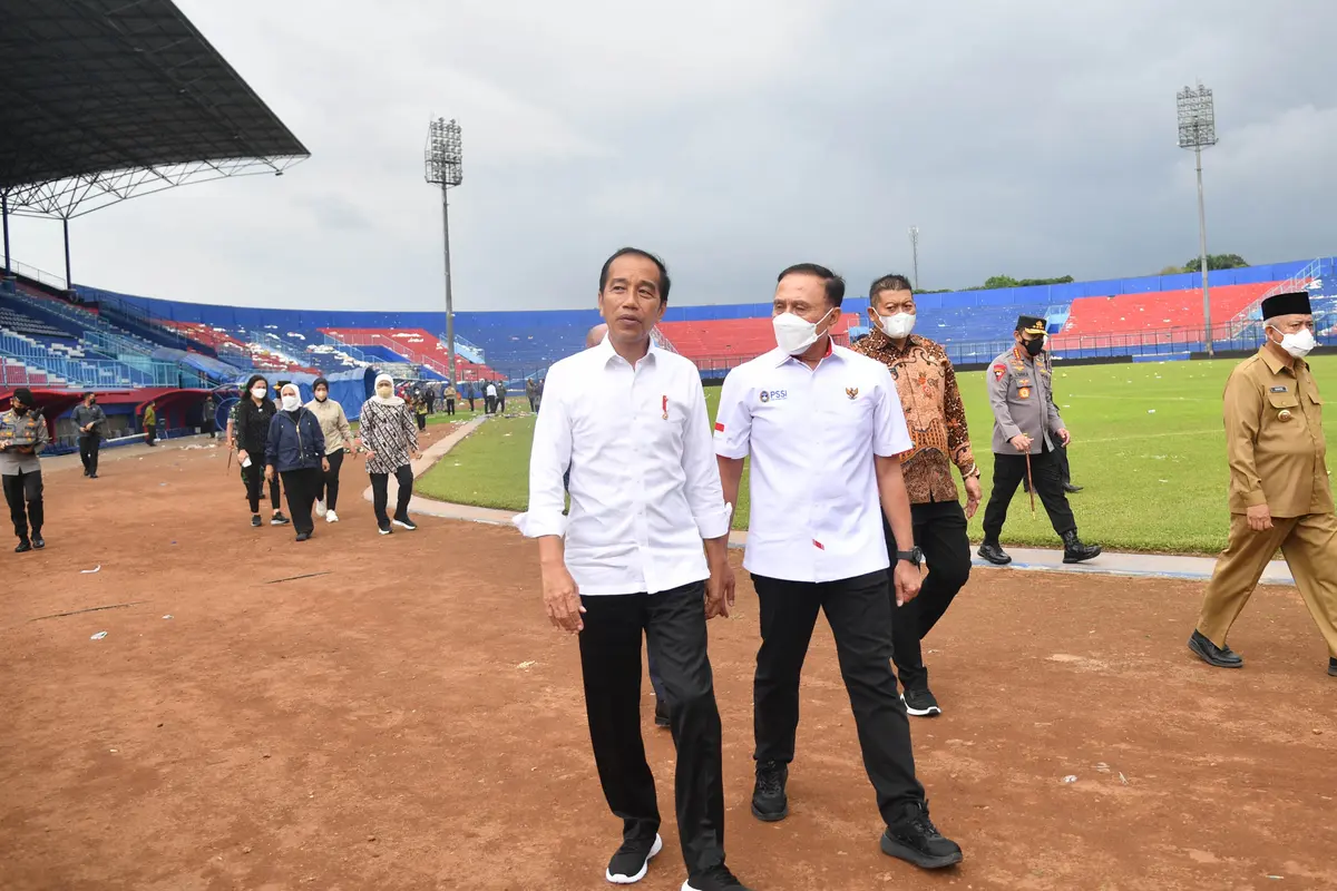 Foto: Iwan Bule Dampingi Jokowi Tinjau Lokasi Tragedi Kanjuruhan