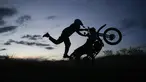 Pedro Aldana pada umur 11 tahun sudah mahir mengendalikan trik seni akrobatik sepeda motor atau yang lebih akrab disebut freestyler. (Foto: AP/Matias Delacroix)