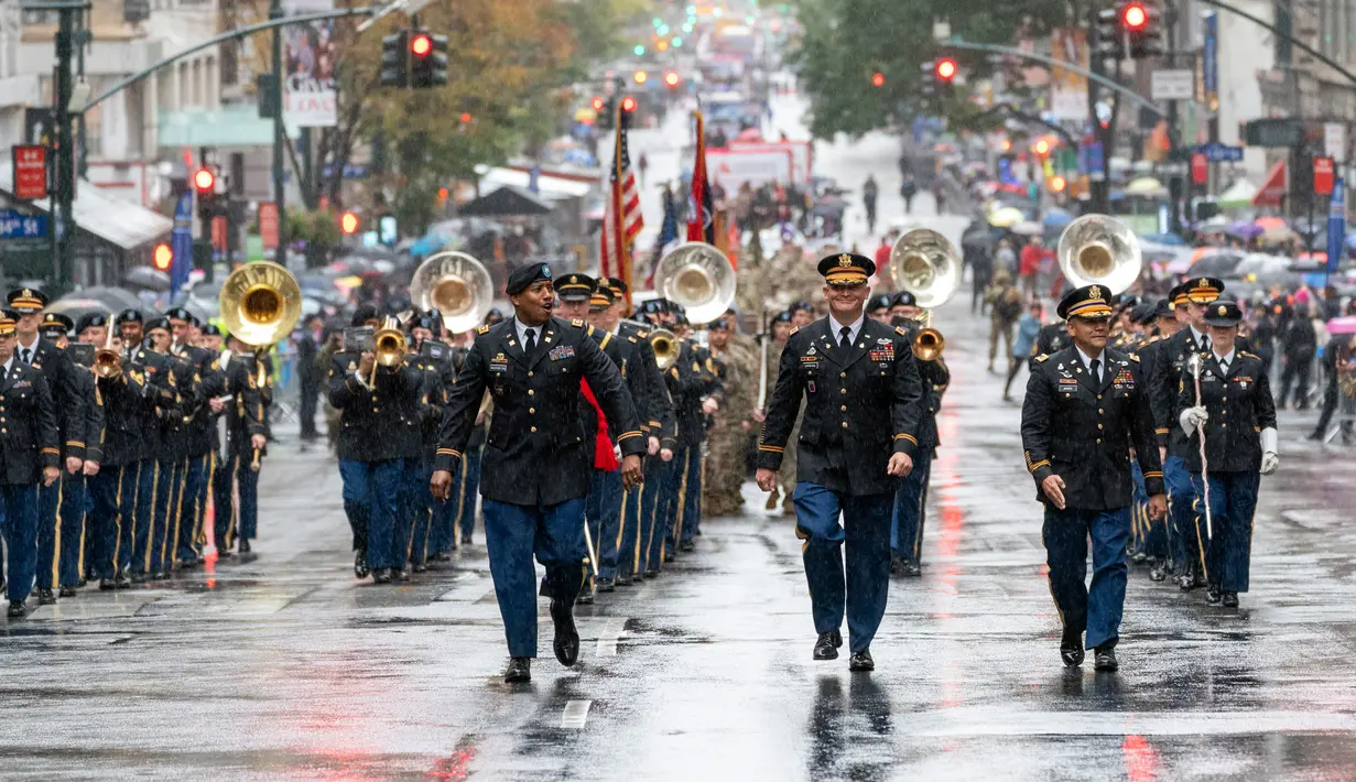 Peserta berbaris di Fifth Avenue saat parade Hari Veteran, New York, Amerika Serikat, 11 November 2022. Hari Veteran jatuh setiap Senin kedua di bulan November, dan ditetapkan sebagai hari libur pemerintah federal dan hari libur di seluruh negara bagian. (AP Photo/Mary Altaffer)