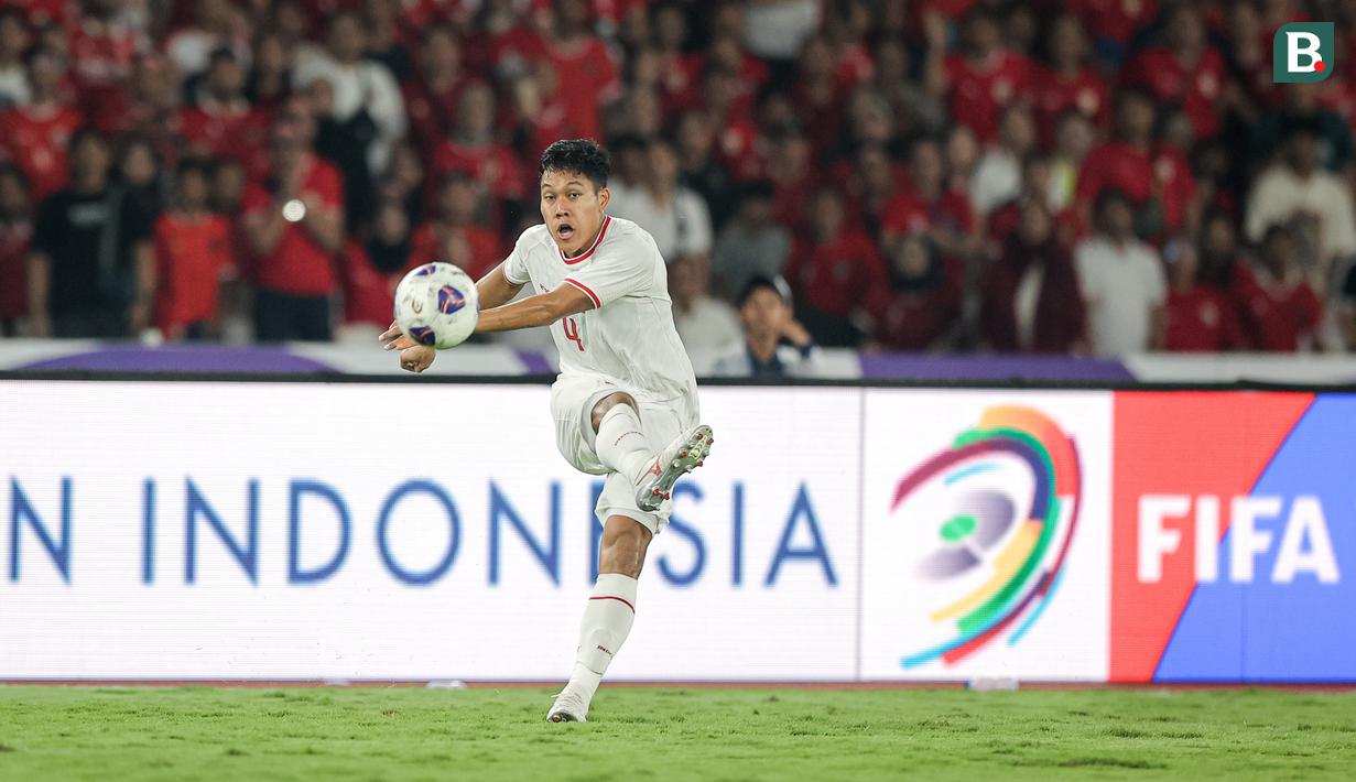 Pemain Timnas Indonesia, Wahyu Prasetyo memberikan umpan silang kepada rekannya pada laga Kualifikasi Piala Dunia 2026 melawan Australia yang berlangsung di Stadion Utama Gelora Bung Karno (SUGBK), Senayan, Jakarta, Selasa (10/09/2024). (Bola.com/Bagaskara Lazuardi)