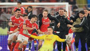 Kiper Benfica, Anatoliy Trubin, maju ke kotak penalti dan sukses menyundul bola hasil tendangan bebas untuk mencetak gol penentu ke gawang Real Madrid pada lanjutan Liga Champions 2025/2026, Kamis (29/1/2026). (PATRICIA DE MELO MOREIRA / AFP)