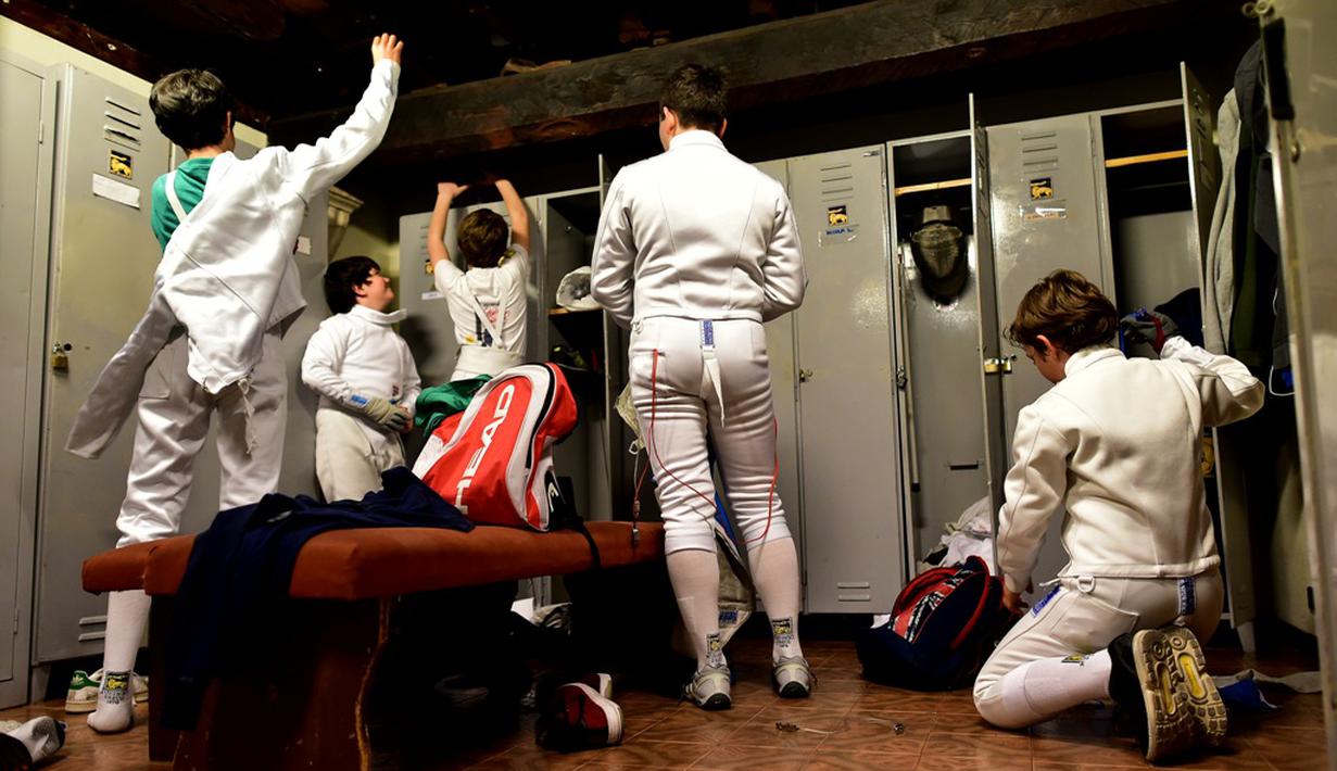 Suasana ruang ganti sekolah anggar Musumeci Greco setelah berlatih yang dipenuhi para atlet muda, (13/4/2016). (AFP/Alberto Pizzoli)