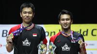 Ganda putra Indonesia Hendra Setiawan / Mohammad Ahsan meraih medali emas Kejuaraan Dunia Bulu Tangkis 2019 usai nmengalahkan Takuro Hoki / Yugo Kobayashi dari Jepang pada laga final di Basel, Swiss, Minggu (25/8/2019). (foto: PBSI)