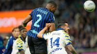 Pemain Inter Milan Denzel Dumfries menyundul bola di depan pemain Parma Emanuele Valeri pada laga Serie A/Liga Italia antara Inter vs Parma di Milan, Italia, Minggu, 3 Mei 2026. (AP Photo/Luca Bruno)