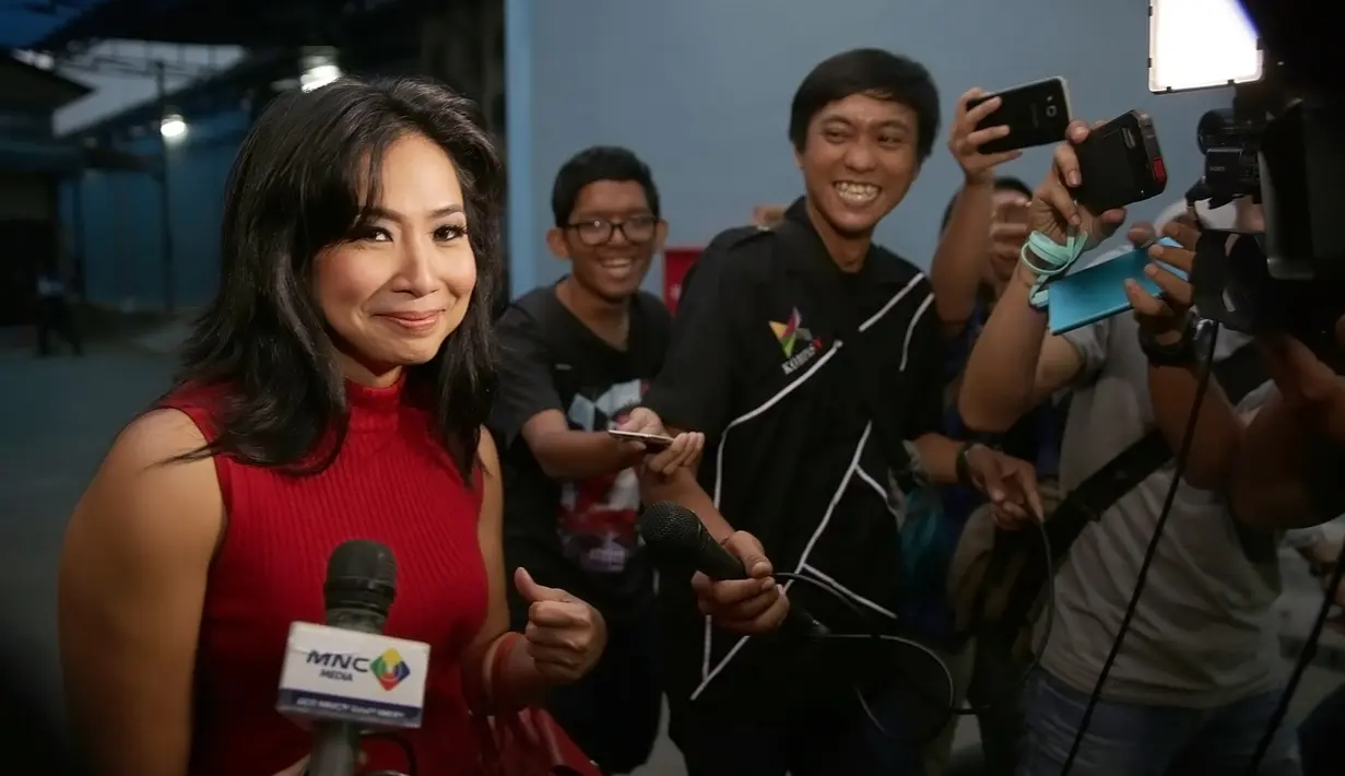 Usai mengisi acara Rumpi No Secret Fenni Rose berjalan santai meski dicecar oleh banyak wartawan yang menunggunya sejak lama. Ia terus menutup mulutnya, dan beberapa kali tersenyum. (Bambang E. Ros/Bintang.com)