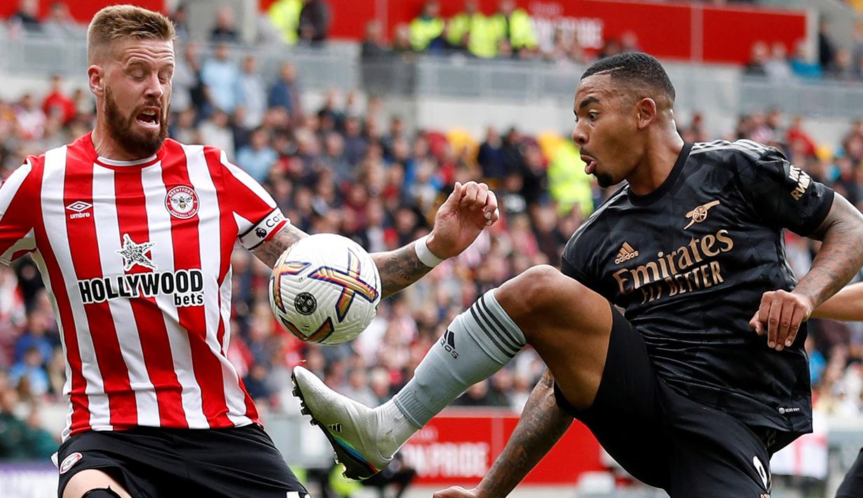 Bek Brentford, Pontus Jansson (kiri) berebut bola dengan striker Arsenal, Gabriel Jesus pada laga Liga Inggris 2022/2023 di Gtech Community Stadium, London (18/9/2022). Pontus Jansson didatangkan Brentford dari Leeds United pada awal musim 2019/2020 saat The Bees masih berkompetisi di Championship. Jabatan kapten tim langsung disandangnya sejak didatangkan menggantikan Romaine Sawyers. Setelah 4 musim, ia meninggalkan Brentford untuk kembali ke klub masa kecilnya Malmo FF mulai muism 2023/2024. (AFP/Ian Kington)